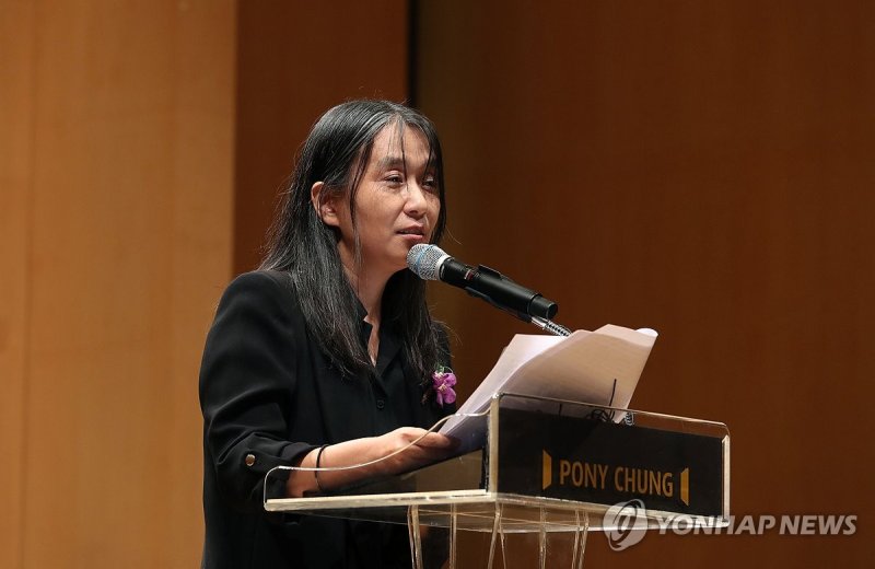 한국인 최초로 노벨문학상을 수상한 한강 작가가 17일 서울 강남구 아이파크타워에서 열린 제18회 포니정 혁신상 시상식에서 수상 소감을 밝히고 있다. 사진공동취재단