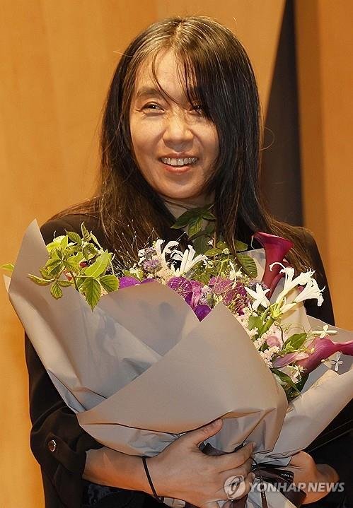 꽃다발 받은 소설가 한강 (서울=연합뉴스) 한국인 최초로 노벨문학상을 수상한 한강 작가가 17일 서울 강남구 아이파크타워에서 열린 제18회 포니정 혁신상 시상식에서 꽃다발을 받고 있다. 포니정재단은 포니정 혁신상 수상자로 작가 한강 씨를 선정했다. 2024.10.17 [사진공동취재단]
