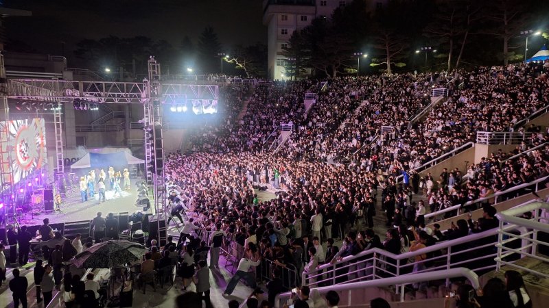 [창원=뉴시스] 마산대학교 축제 '한결 청우대동제' 개막식이 17일 청강기념관 특설무대에서 열리고 있다. (사진=마산대 제공) 2024.10.18. photo@newsis.com