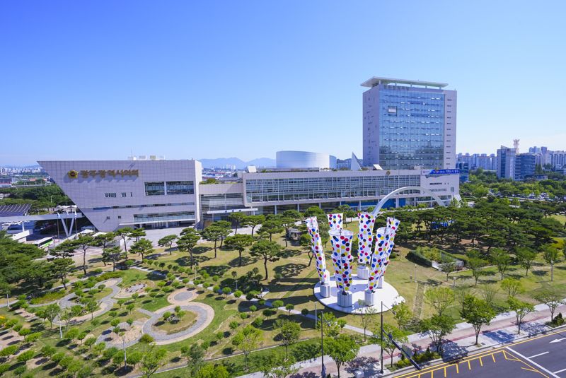 광주광역시의회<사진> 환경복지전문위원회가 광주광역시 거주 만 18세 이상 남녀 700명을 대상으로 시민인식 조사를 실시한 결과, 응답자의 54%가 '거주지 인근 생활폐기물 소각시설 설치'에 대해 수용 가능하다는 입장인 것으로 조사됐다. 광주광역시의회 제공