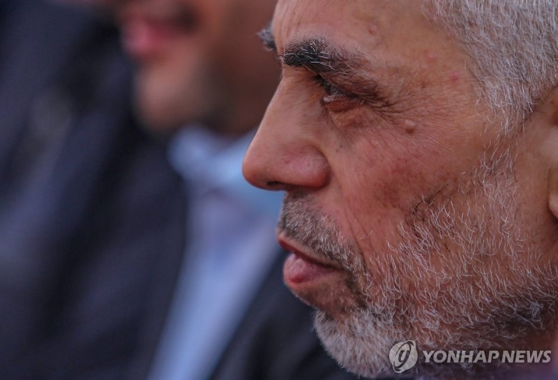 야히야 신와르 epa11664850 (FILE) - Senior Hamas leader in Gaza Strip, Yahya Al-Sinwar attends a Hamas rally marking Al-Quds Day, or 'Jerusalem Day', in Gaza City on, 14 April 2023 (reissued 17 October 2024). The Israeli Army, Tsahal, on 17 October 2024 confirmed that Hamas leader Yahya Sinwar was "elimina