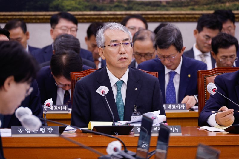 이석준 NH농협금융지주 회장이 18일 오전 서울 여의도 국회 농림축산식품해양수산위원회에서 열린 농업협동조합중앙회·농협경제지주·농협금융지주 국정감사에 출석하고 있다. 뉴스1