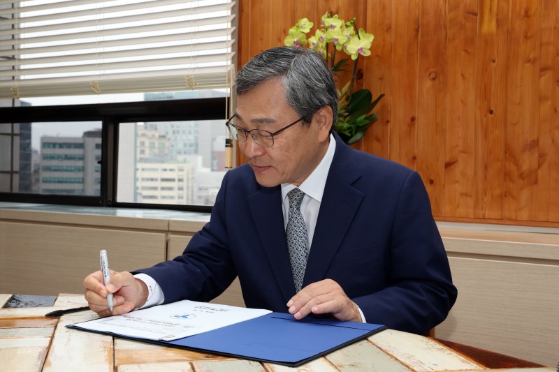 [서울=뉴시스] 정근식 서울시교육감이 18일 '서울학습진단치유센터(가칭) 기본 계획'을 1호로 결재하고 있다. (사진=서울시교육청 제공) 2024.10.18. *재판매 및 DB 금지 사진=뉴시스