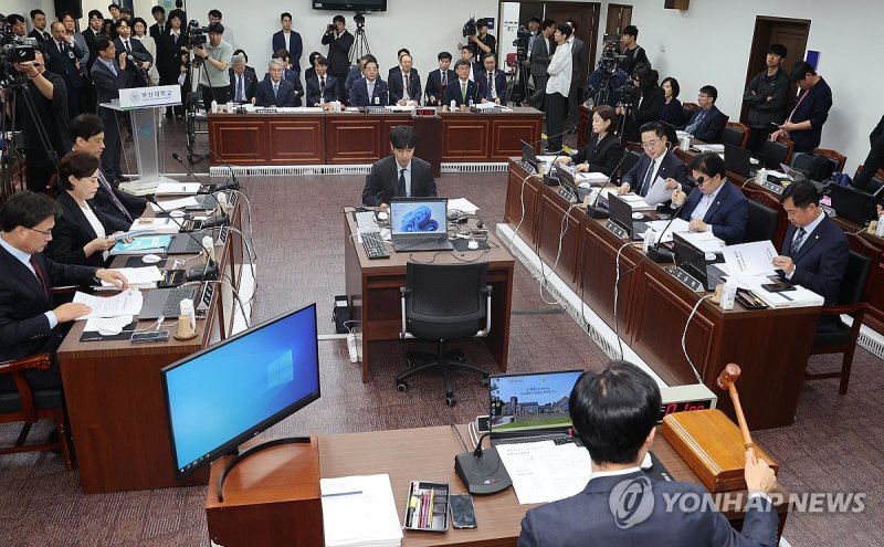 18일 부산 금정구 부산대학교에서 열린 국회 교육위원회의 경남도 교육청, 부산시 교육청, 울산시 교육청에 대한 국정감사에서 조정훈 감사반장이 의사봉을 두드려 개회를 알리고 있다. 연합뉴스