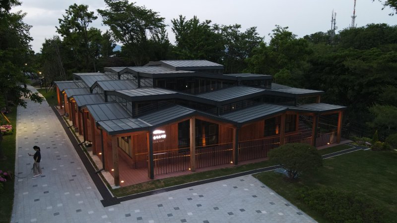 [서울=뉴시스]서울 성북구는 18일부터 다음 달 3일까지 오동숲속도서관 인근 오동근린공원에서 독서를 즐길 수 있는 '야외도서관'을 운영한다고 밝혔다. (사진=성북구 제공). 2024.10.18. photo@newsis.com