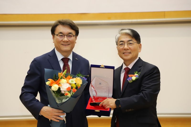 18일 서울시립대에서 열린 한국인사관리학회 주관 경영자 대상을 수상한 한국산업인력공단 이우영 이사장(왼쪽)이 한국인사관리학회 이춘우 회장과 기념촬영을 하고 있다. 한국산업인력공단 제공.