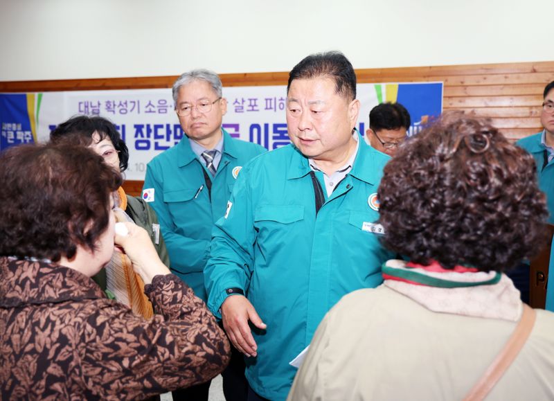 18일 김경일 파주시장이 임진각 내 민방위대피소에서 이동시장실을 열고 비무장지대 내 거주하고 있는 주민들과 소통하고 있다. /파주시 제공