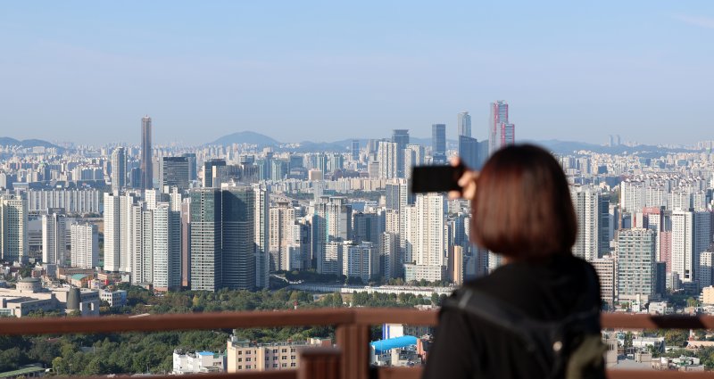 [서울=뉴시스] 이영환 기자 = 9일 오전 서울 용산구 남산공원에서 바라본 서울 시내에 아파트가 보이고 있다.2024.10.09. 20hwan@newsis.com