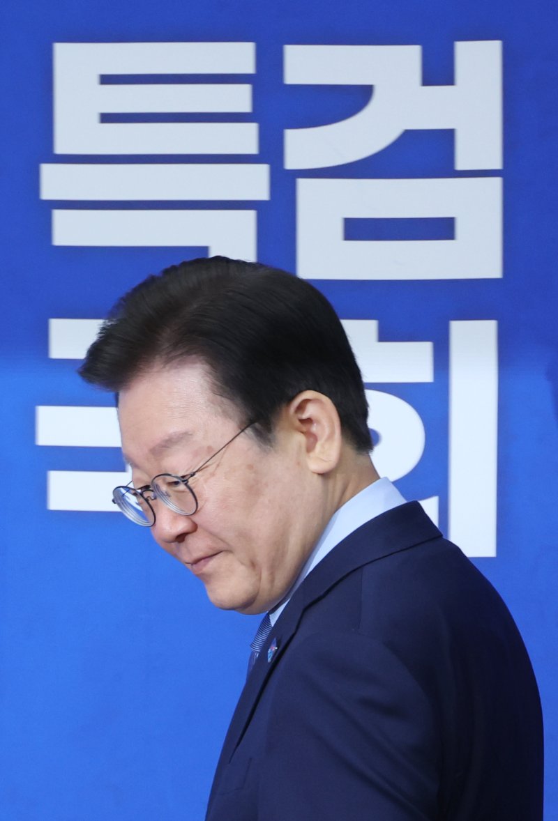 [서울=뉴시스] 고승민 기자 = 이재명 더불어민주당 대표가 18일 서울 여의도 국회에서 열린 당 최고위원회의에 참석하고 있다. 2024.10.18. kkssmm99@newsis.com