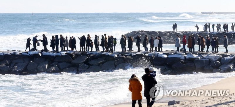 관광명소 된 드라마 '도깨비' 촬영지 관광명소 된 드라마 '도깨비' 촬영지 (강릉=연합뉴스) 유형재 기자 = 인기 드라마 '쓸쓸하고 찬란하神-도깨비'에서 주인공 지은탁(김고은)과 도깨비 김신(공유)이 처음 만난 강원 강릉시 주문진 바닷가 방사제에 15일 많은 관광객이 찾아와 드라마 속 주인공을 따라 하고 있다. 이곳은 주인공 공유가 김고은에게 우산을 씌워주고 메밀꽃을 내미는 등 애잔하고 로맨틱한 명장면을 연출한 곳으로 최근 새로운 관광명소로 부상하고 있다. 2017.1.15 yoo21@yna.co.kr (끝)