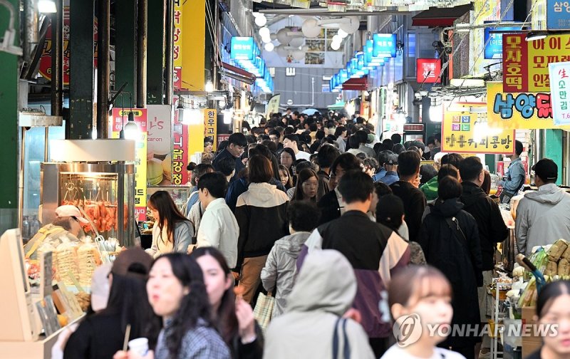 발 디딜 틈 없는 강릉 전통시장 발 디딜 틈 없는 강릉 전통시장 (강릉=연합뉴스) 유형재 기자 = 비가 내린 3일 강원 강릉시 전통시장인 중앙시장이 관광객들로 크게 붐비고 있다. 2024.10.3 yoo21@yna.co.kr (끝)