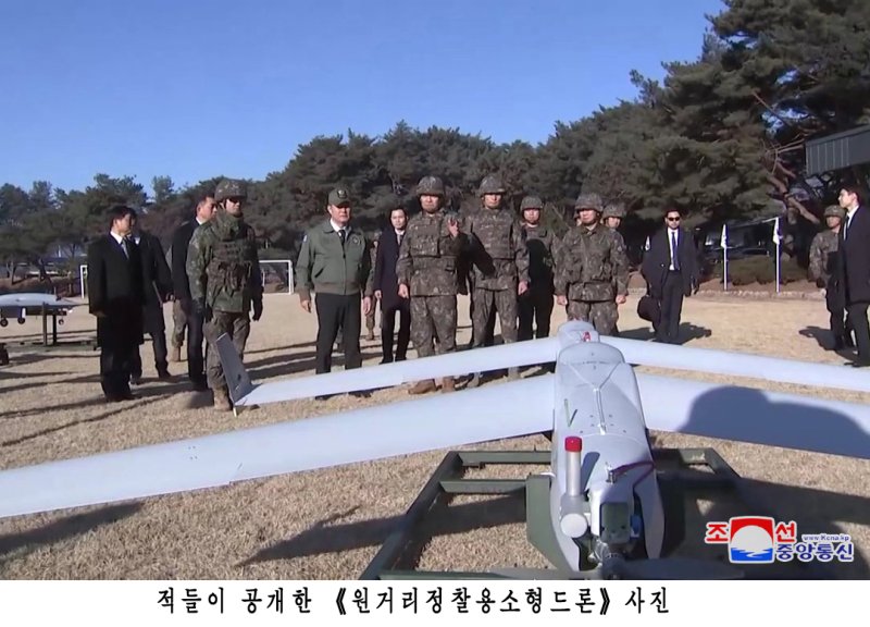 북한이 평양에서 한국군에서 운용하는 드론과 동일 기종의 무인기 잔해를 발견했다고 주장하며 관련 사진을 공개했다. 북한 국방성 대변인은 19일 조선중앙통신을 통해 "한국군부깡패들의 중대주권침해도발사건이 결정적 물증의 확보와 그에 대한 객관적이며 과학적인 수사를 통해 명백히 확증되였다"고 발표했다.