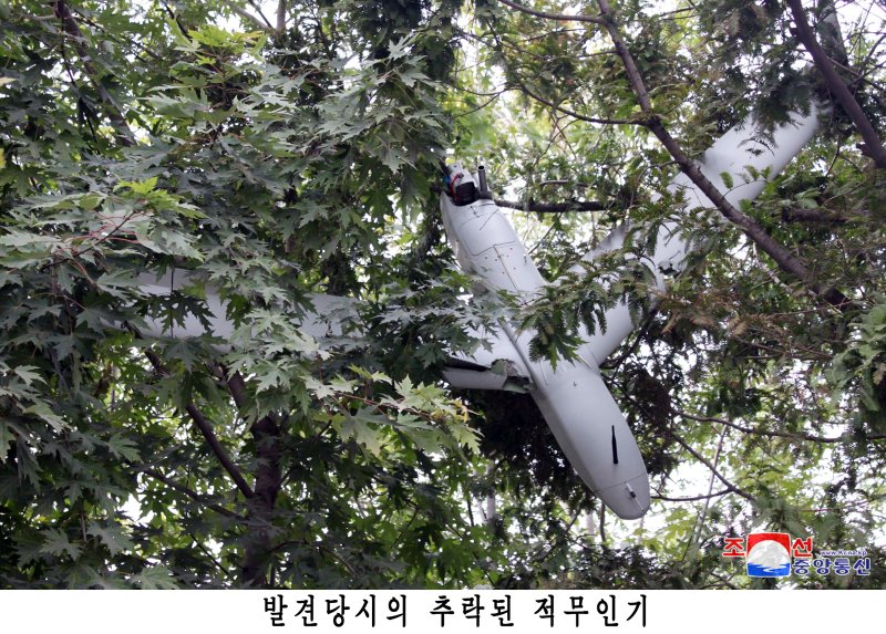 북한이 평양에서 한국군에서 운용하는 드론과 동일 기종의 무인기 잔해를 발견했다고 주장하며 관련 사진을 공개했다. 북한 국방성 대변인은 19일 조선중앙통신을 통해 "한국군부깡패들의 중대주권침해도발사건이 결정적 물증의 확보와 그에 대한 객관적이며 과학적인 수사를 통해 명백히 확증되였다"고 발표했다. 사진= 조선중앙통신 캡처