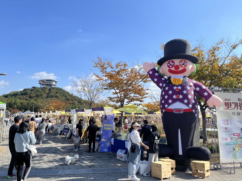 전남도는 빛가람 혁신도시 소재 공공기관인 한국전력거래소, IBK기업은행과 함께 서면으로 '사회적경제기업 동반성장 협력 업무협약'을 하고 사회적경제기업 동반성장 지원을 확대키로 했다고 19일 밝혔다. 사진은 빛가람페스티벌 연계 사회적경제 상생마켓 모습. 전남도 제공