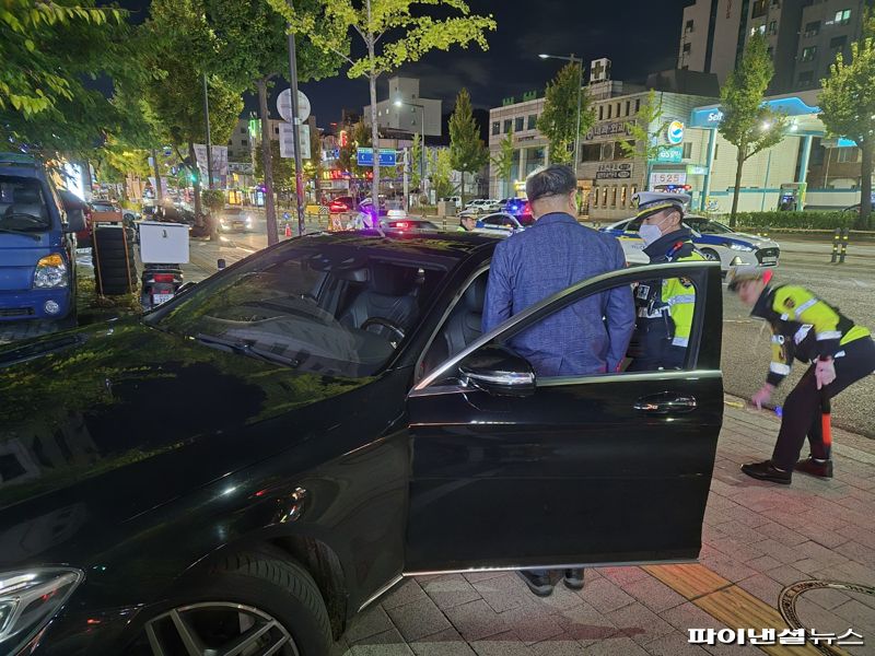 지난 19일 오후 서울 강북구 수유CGV 인근에서 한 중년 남성이 서울 강북경찰서의 음주운전 단속에 항의하고 있다. 사진=김동규 기자