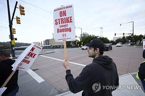 파업에 참가한 미국 항공사 제조업체 보잉의 한 직원이 피켓을 들고 서있다. AP연합뉴스