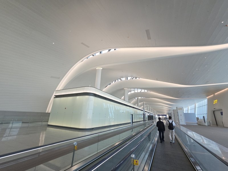 제2터미널 무빙워크. 천장에는 자연 채광창이 보인다. [촬영 임성호]