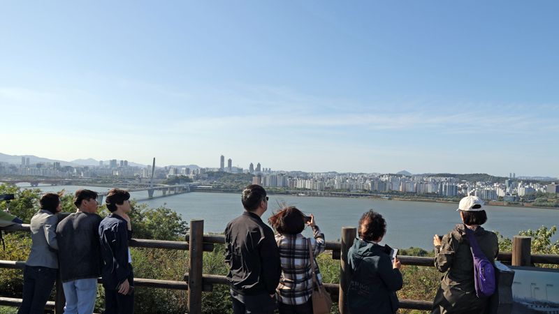 전국 대부분 지역 아침 기온이 10도 내외로 떨어지며 쌀쌀한 날씨를 보인 20일 서울 마포구 하늘공원을 찾은 시민들이 두툼한 복장을 한 채로 공원을 거닐고 있다. 사진=서동일 기자