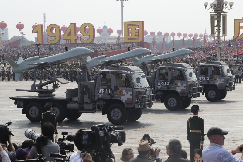 지난 10월 1일 중국 베이징 톈안먼광장에서 열린 신중국 70주년 열병식에 소형 드론들이 군 차량에 실려 선보이고 있다. 사진=AP·뉴시스