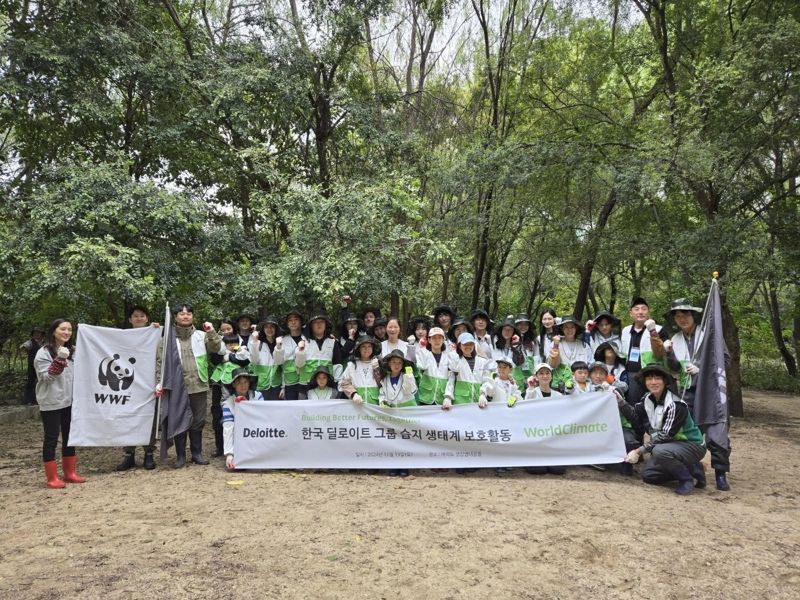 딜로이트 안진 임직원 및 가족들이 지난 19일 여의도 샛강생태공원에서 습지생태계 보호활동을 진행했다. 딜로이트 안진회계법인 제공.