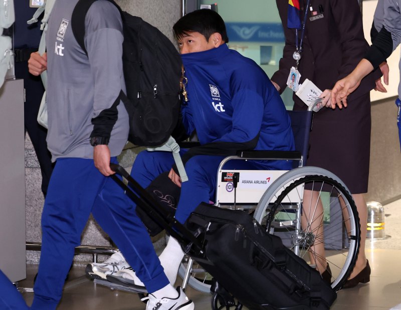 [인천공항=뉴시스] 이영환 기자 = 요르단 원정에서 승리를 거둔 대한민국 축구국가대표팀 황희찬이 지난 11일 오후 인천국제공항 제1여객터미널을 통해 귀국하고 있다. 2024.10.11. 20hwan@newsis.com