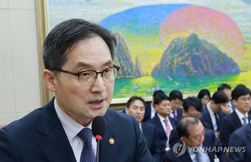 한기정 공정거래위원장이 16일 국회에서 열린 정무위원회 국정감사에서 현안 보고를 하고 있다. 2023.10.16 연합뉴스