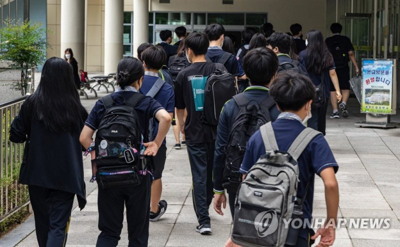 '위드 코로나'두 번째 학기, 정상 등교하는 학생들 (서울=연합뉴스) 황광모 기자 = 25일 오전 서울 서대문구 인왕중학교에 학생들이 줄지어 등교하고 있다. 만만치 않은 코로나19의 위세 속에서도 일선 학교들은 정상 등교를 하는 '위드 코로나' 두 번째 학기를 시작했다. 2022.8.25 hkmpooh@yna.co.kr (끝) 사진=연합뉴스