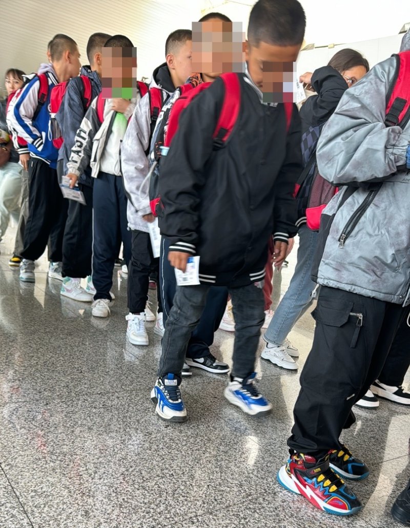 [우루무치=뉴시스] 문예성 기자= 지난 17일 중국 신장위구르자치구 우루무치 공항에서 베이징으로 ‘연학(硏學)’을 떠나는 위구르족 아이들. 연학은 신장자치구 출신의 아이들만 대상으로 교사와 전직 군인 출신 교관의 인솔 하에 수도 베이징 등 다른 도시를 방문해 체험 학습을 명분으로 사회주의 체제의 우월성을 주입하기 위해 마련된 프로그램이다. 2024.10.20 sophis731@newsis.com