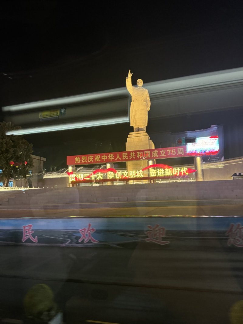 [카스=뉴시스] 문예성 기자= 중국 신장위구르자치구 카스(카슈가르)시 정부 청사 앞 광장에 설치된 초대 주석 마오쩌둥 조각상의 모습. 2024.10.20 sophis731@newsis.com