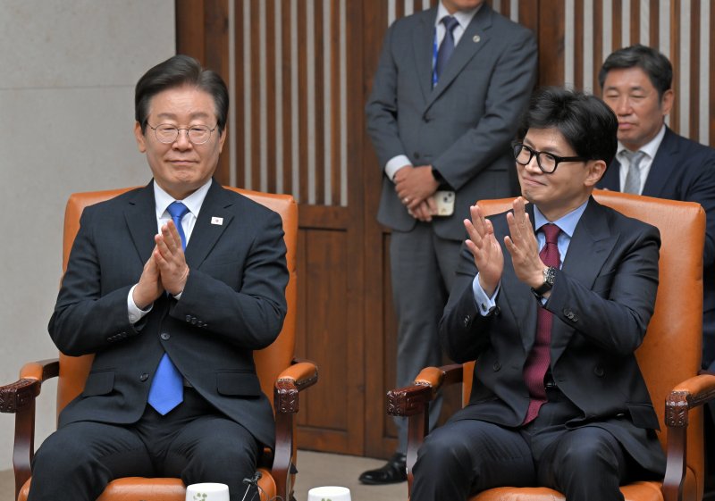 한동훈 국민의힘 대표(오른쪽)와 이재명 더불어민주당 대표가 2일 오후 서울 여의도 국회본청 의장접견실에서 열린 제22대국회 개원식 겸 정기회 개회식 사전환담에서 우원식 국회의장의 모두발언에 손뼉치고 있다. 국회사진취재단