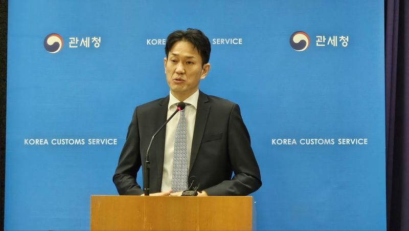 한민 관세청 조사국장이 21일 정부대전청사에서 브리핑을 갖고 이 달말부터 벌인는 불법 해외직구 특별단속 및 올해 단속현황 등에 대해 설명하고 있다.