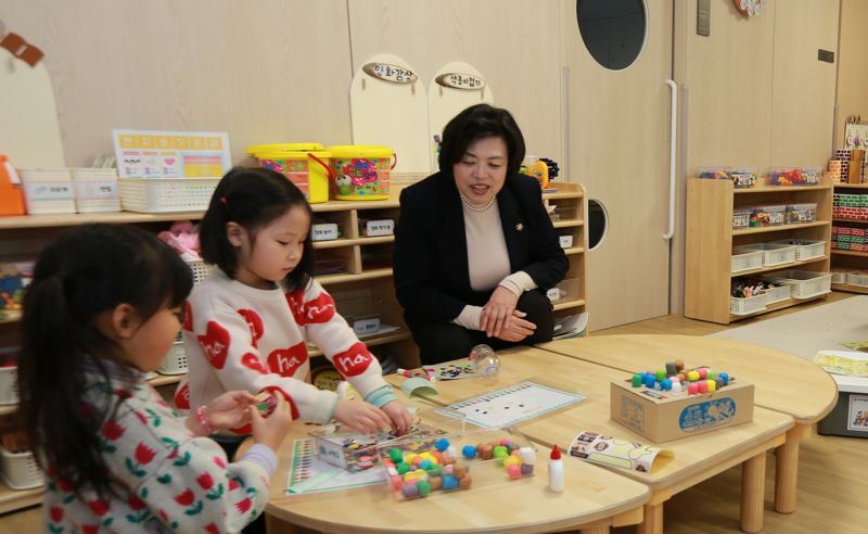 신계용 과천시장이 2023년 3월 개원한 과천시립 푸른숲어린이집을 방문하고 있다. 과천시 제공