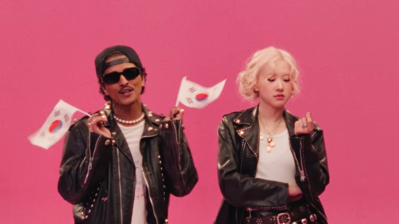 [서울=뉴시스] 브루노 마스와 로제가 '아파트' 뮤직비디오에 출연한 모습 (사진= '아파트' 뮤직비디오 캡처) 2024.10.21. photo@newsis.com *재판매 및 DB 금지