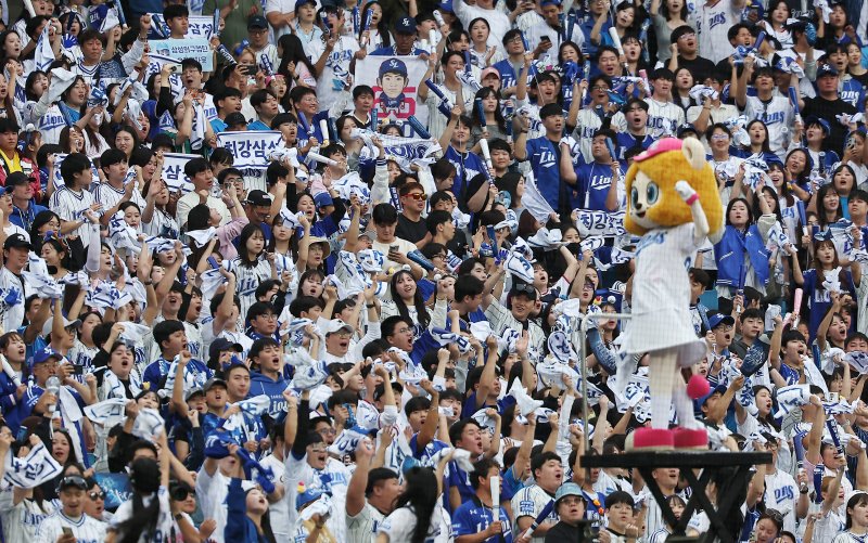 13일 오후 대구 삼성라이온즈파크에서 열린 프로야구 '2024 신한 SOL 뱅크 KBO 포스트시즌' 플레이오프 1차전 LG 트윈스와 삼성 라이온즈의 경기, 3루 삼성 응원단이 열띤 응원을 펼치고 있다. 2024.10.13/뉴스1 ⓒ News1 김진환 기자