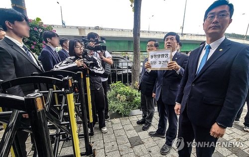 장경태(오른쪽부터), 이성윤, 이건태 의원 등 국회 법제사법위원회 소속 더불어민주당 의원들이 21일 서울 용산구 대통령 관저 인근에서 김건희 여사에 대한 동행명령장을 전달하기 위해 이동하던 중 경찰에 가로막혀 있다. 연합뉴스