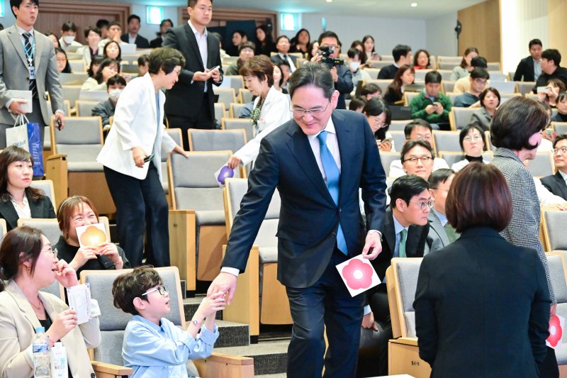 이재용 삼성전자 회장이 21일 서울 종로구 서울대어린이병원에서 열린 '이건희 소아암·희귀질환 극복사업, 함께 희망을 열다, 미래를 열다' 행사에서 환아와 인사를 나누고 있다. 고(故) 이건희 삼성 선대회장의 유산으로 시작된 소아암·희귀질환 극복 사업은 올해로 4년차를 맞았다. 사업을 통해 소아암·희귀질환 진단을 받은 환자만 1만 명에 달한다. (서울대학교병원 제공) 2024.10.21/뉴스1