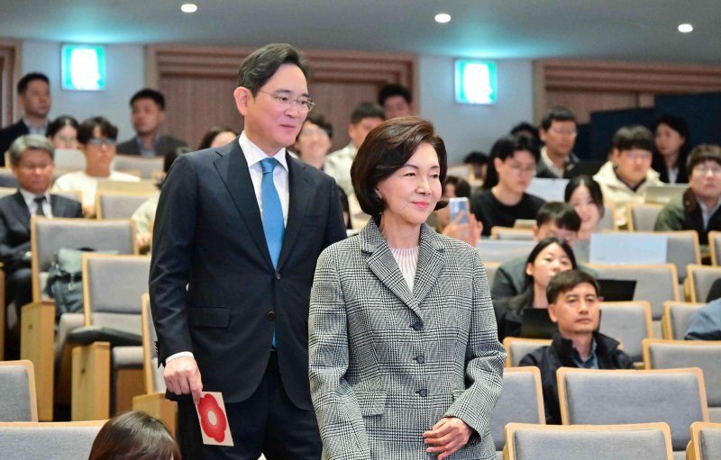 이재용 삼성전자 회장과 홍라희 전 리움미술관장이 21일 서울 종로구 서울대어린이병원에서 열린 '이건희 소아암·희귀질환 극복사업, 함께 희망을 열다, 미래를 열다' 행사에 참석하고 있다. 고(故) 이건희 삼성 선대회장의 유산으로 시작된 소아암·희귀질환 극복 사업은 올해로 4년차를 맞았다. 사업을 통해 소아암·희귀질환 진단을 받은 환자만 1만 명에 달한다. (서울대학교병원 제공) 2024.10.21/뉴스1