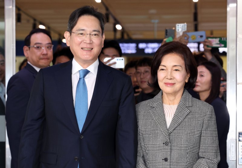 이재용 삼성전자 회장과 홍라희 전 삼성미술관 리움 관장이 지난해 10월 오후 서울 종로구 서울대병원 어린이병원에서 열린 소아암·희귀질환 지원사업단 행사를 마치고 이동하고 있다. 뉴시스