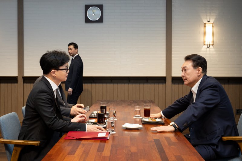 윤석열 대통령이 21일 서울 용산 대통령실 앞 파인그라스에서 국민의힘 한동훈 대표를 만나 대화하고 있다. 사진=대통령실