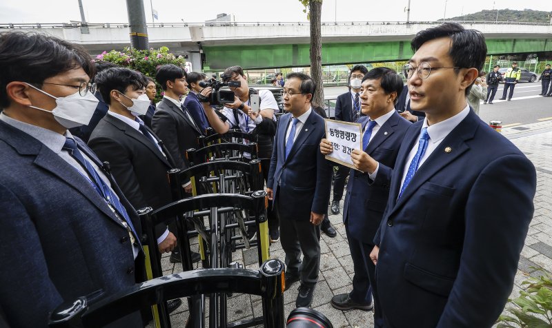 장경태(오른쪽부터), 이성윤, 이건태 의원 등 국회 법제사법위원회 소속 더불어민주당 의원들이 21일 서울 용산구 대통령 관저 인근에서 김건희 여사에 대한 동행명령장을 전달하기 위해 이동하던 중 경찰에 가로막혀 있다.뉴시스