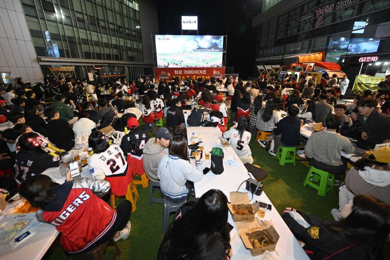 [광주=뉴시스] 박기웅 기자 = 2024 KBO 포스트시즌 한국시리즈 1차전 삼성 라이온즈와 KIA 타이거즈의 경기가 열린 21일 오후 광주 서구 치평동 김대중컨벤션센터 야외광장에서 시민들이 모여 응원전을 펼치고 있다. 2024.10.21. pboxer@newsis.com