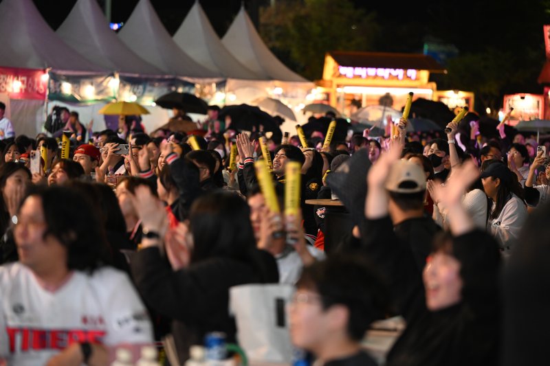 [광주=뉴시스] 박기웅 기자 = 2024 KBO 포스트시즌 한국시리즈 1차전 삼성 라이온즈와 KIA 타이거즈의 경기가 열린 21일 오후 광주 서구 치평동 김대중컨벤션센터 야외광장에서 시민들이 모여 응원전을 펼치고 있다. 2024.10.21. pboxer@newsis.com