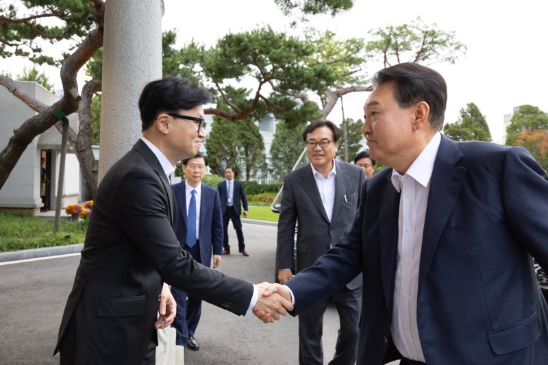 윤석열 대통령이 21일 서울 용산 대통령실 파인그라스 앞에서 한동훈 국민의힘 대표와 면담에 앞서 인사나누고 있다. (사진=대통령실 제공) /사진=뉴시스