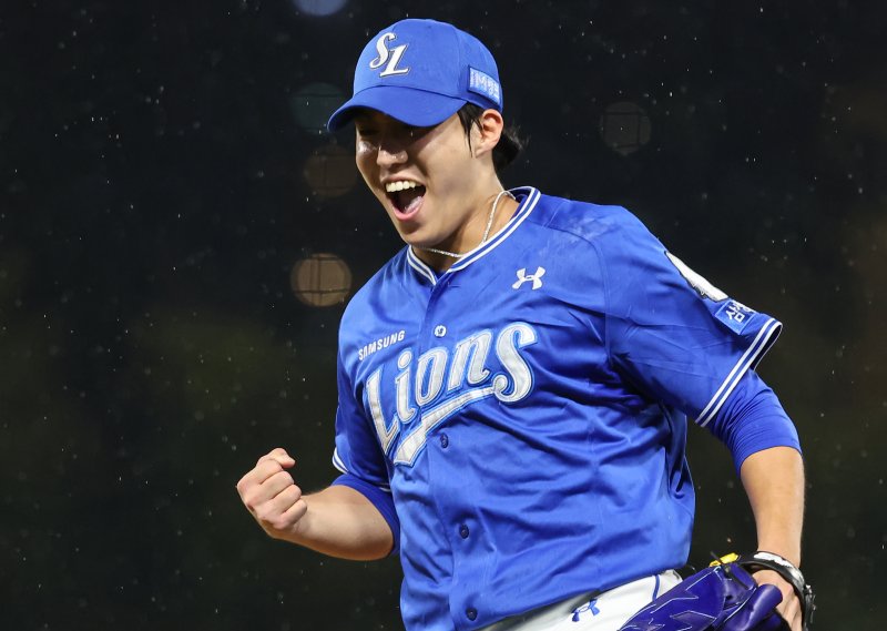 21일 오후 광주 북구 기아챔피언스필드에서 열린 프로야구 '2024 신한 SOL 뱅크 KBO 포스트시즌' 한국시리즈 1차전 삼성 라이온즈와 기아 타이거즈의 경기, 삼성 선발투수 원태인이 4회말 2사 1,2루 상황에서 기아 최원준을 땅볼 처리 후 기뻐하고 있다. 2024.10.21/뉴스1 ⓒ News1 김도우 기자