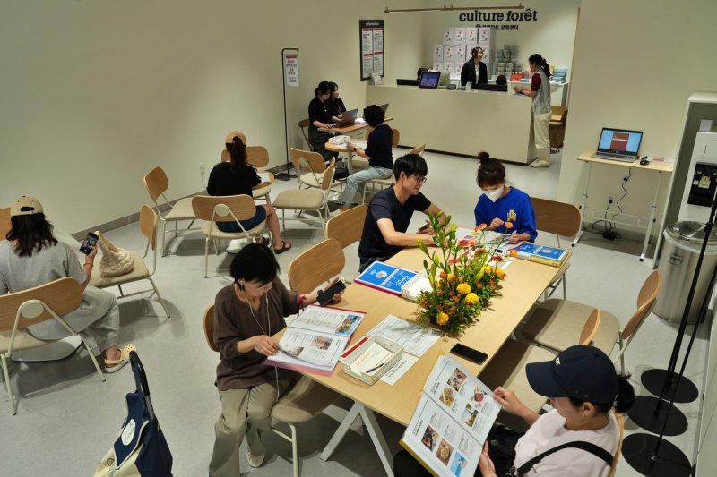 한강·흑백요리사 열풍에…롯데百 문화센터 K-컬처 강좌 확대 롯데마트 문화센터 강좌 모습 [롯데마트 제공. 재판매 및 DB 금지]