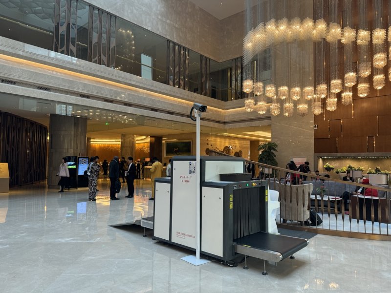 [우루무치=뉴시스] 문예성 기자= 지난 17일 중국 신장위구르자치구 우루무치 힐튼호텔 입구에 보안검사설비가 설치돼 있는 모습. 신장지역의 모든 호텔과 쇼핑몰, 마트 심지어 관광지 입구까지 보안검사대가 설치돼 있고 보안요원이 배치돼 있는데 입장 시 소지품 검사는 필수다. 2024.10.20 sophis731@newsis.com