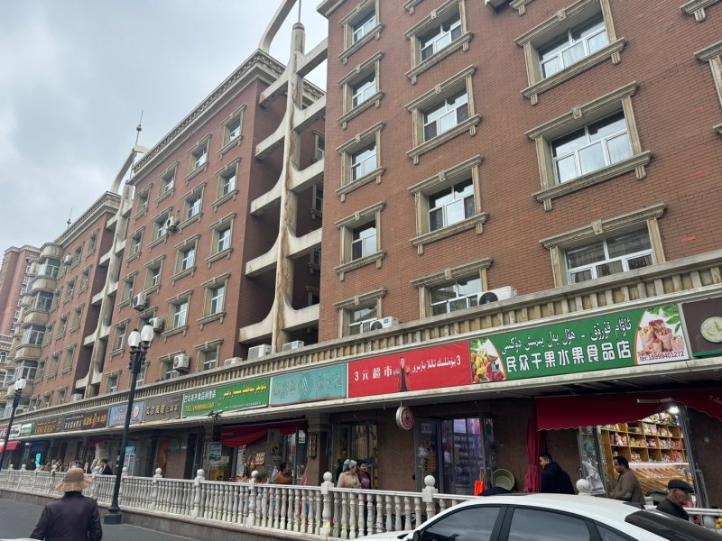 [우루무치=뉴시스] 문예성 기자= 지난 17일 중국 신장위구르자치구 우루무치 톈산구에 있는 지샹완 아파트 단지. 2022년 11월24일 지샹완단지의 한 아파트에서 화재가 발생했는데 봉쇄를 위해 설치던 수많은 장애물로 소방차 현장 진입이 늦어져 10명이 숨지고 9명이 다쳤다. 이 화재는 코로나19 팬데믹 때 강력한 통제정책 이른바 ‘제로 코로나’를 해제하는 계기가 됐다. 2024.10.20 sophis731@newsis.com