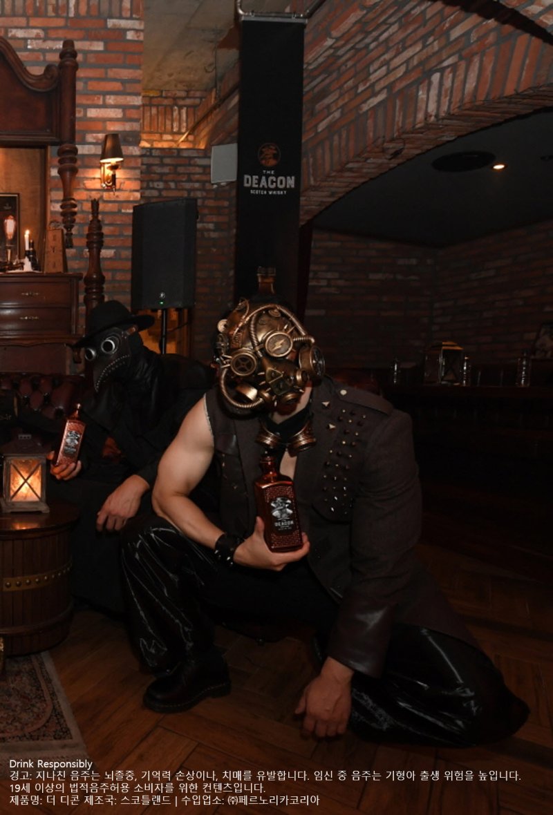 페르노리카가 소버린 브랜드와 협업해 지난 15일 국내에 출시한 스카치 위스키 '더 디콘(THE DEACON)'을 들고 있는 모델 모습.(사진=페르노리카 코리아 제공) *재판매 및 DB 금지