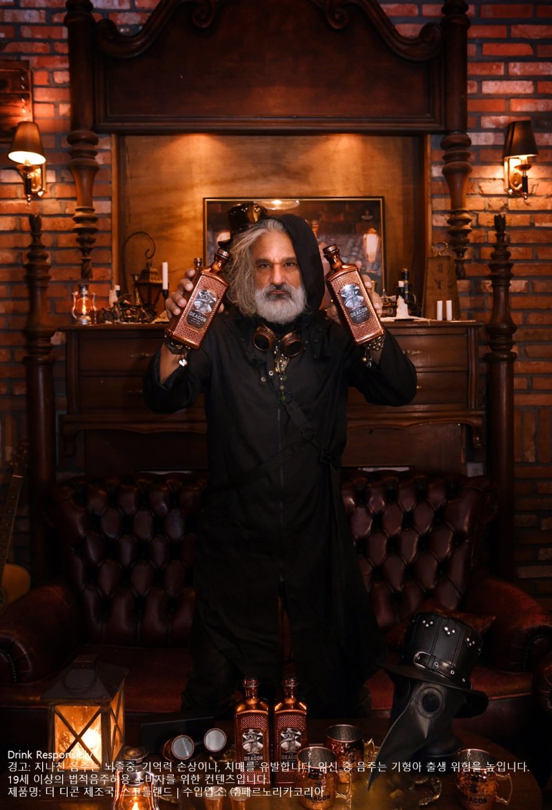 브렛 베리시(Brett Berish) 소버린 브랜드 회장이 '더 디콘'을 들고 포즈를 취하고 있다. (사진=페르노리카 코리아 제공) *재판매 및 DB 금지