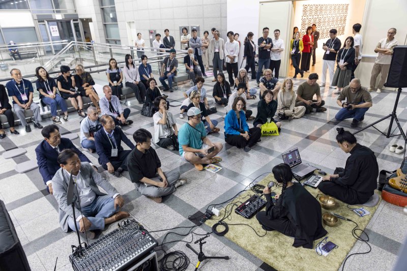 경기도자비엔날레 아티스트 토크&퍼포먼스_샤먼 티룸(사진=한국도자재단 제공) *재판매 및 DB 금지